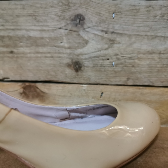 Vince Camuto Patent Beige Sariah Heels size 6.5 - Picture 11 of 14